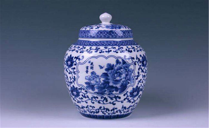 景德鎮(zhèn)中號(hào)青花瓷茶葉罐 景德鎮(zhèn)中號(hào)青花瓷茶葉罐