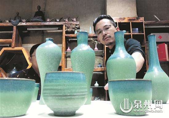 引入并改進(jìn)臺灣釉水技術(shù)制成的瓷具 引入并改進(jìn)臺灣釉水技術(shù)制成的瓷具