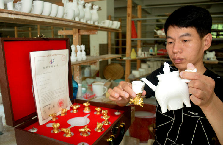 德化本土的工藝美術(shù)師徐朝貴發(fā)明的“貴妃醉酒”白瓷分酒器