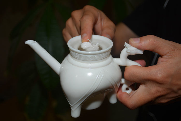 “貴妃醉酒”白瓷分酒器在白酒未倒入之前，“楊貴妃”是隱藏的 